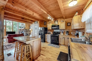 Coffee/tea maker, fridge, microwave, oven - Cabin W Private Hot Tub, Sleeps 14・Mountain Views (Sevierville)