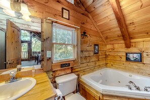 Shower, hair dryer, towels, shampoo - Cabin W Private Hot Tub, Sleeps 14・Mountain Views (Sevierville)