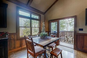 Dining - Mountain View Cabin Escape・Near Park・Grill・Hot Tub (Sevierville)