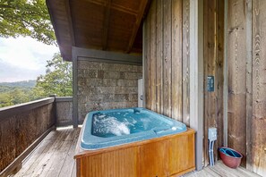 Outdoor spa tub - Mountain View Cabin Escape・Near Park・Grill・Hot Tub (Sevierville)