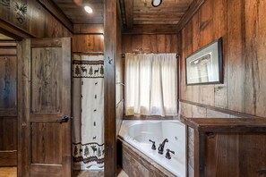 Shower, hair dryer, towels, shampoo - Mountain View Cabin Escape・Near Park・Grill・Hot Tub (Sevierville)
