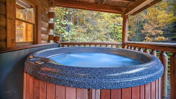 A wooden cabin with a hot tub on a porch. - 5 Mi to Pigeon Forge・Cozy Escape・Dog Welcome・Views (Sevierville)