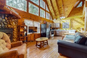 TV, video games, DVD player, table football - Dog Ok! Serene Cabin Escape・Hot Tub・Woodland Views (Sevierville)
