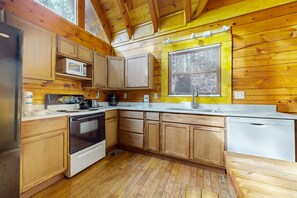 Fridge, microwave, oven, stovetop - Dog Ok! Serene Cabin Escape・Hot Tub・Woodland Views (Sevierville)