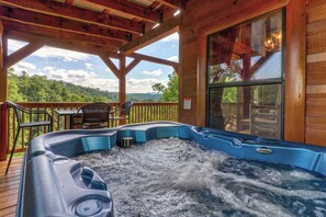 Outdoor spa tub - Smoky Mtn Cabin Retreat・Hot Tub・Game Room・Views (Sevierville)
