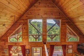 Interior - Smoky Mtn Cabin Retreat・Hot Tub・Game Room・Views (Sevierville)