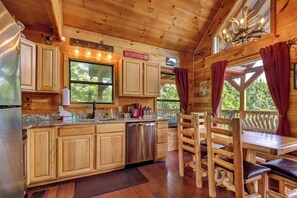 Dining - Smoky Mtn Cabin Retreat・Hot Tub・Game Room・Views (Sevierville)
