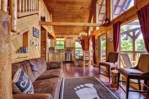 TV, fireplace, offices - Smoky Mtn Cabin Retreat・Hot Tub・Game Room・Views (Sevierville)