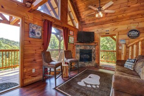 TV, fireplace, offices - Smoky Mtn Cabin Retreat・Hot Tub・Game Room・Views (Sevierville)
