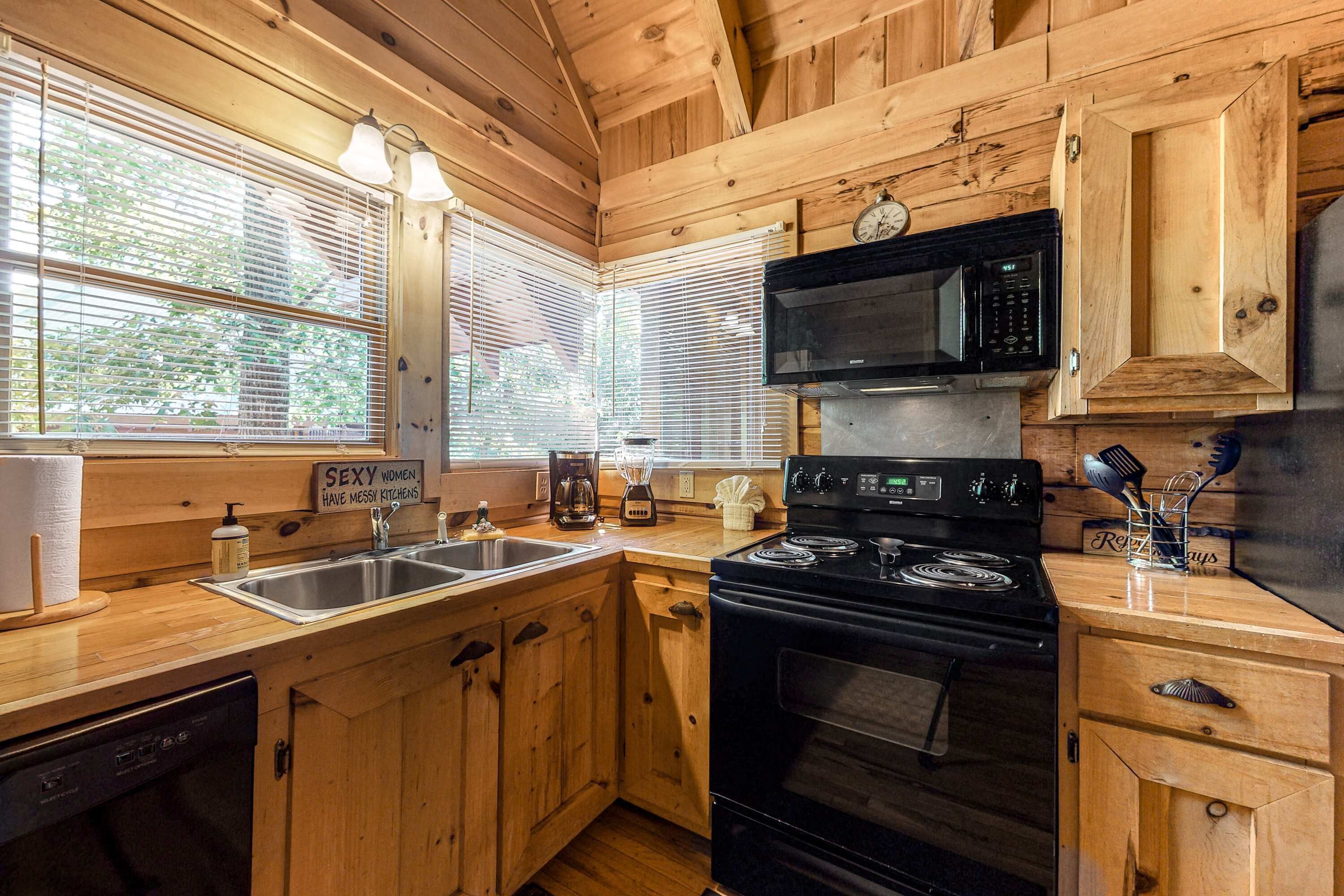 Kylskåp, mikrovågsugn, ugn och spishäll