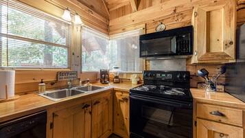 Kylskåp, mikrovågsugn, ugn och spishäll