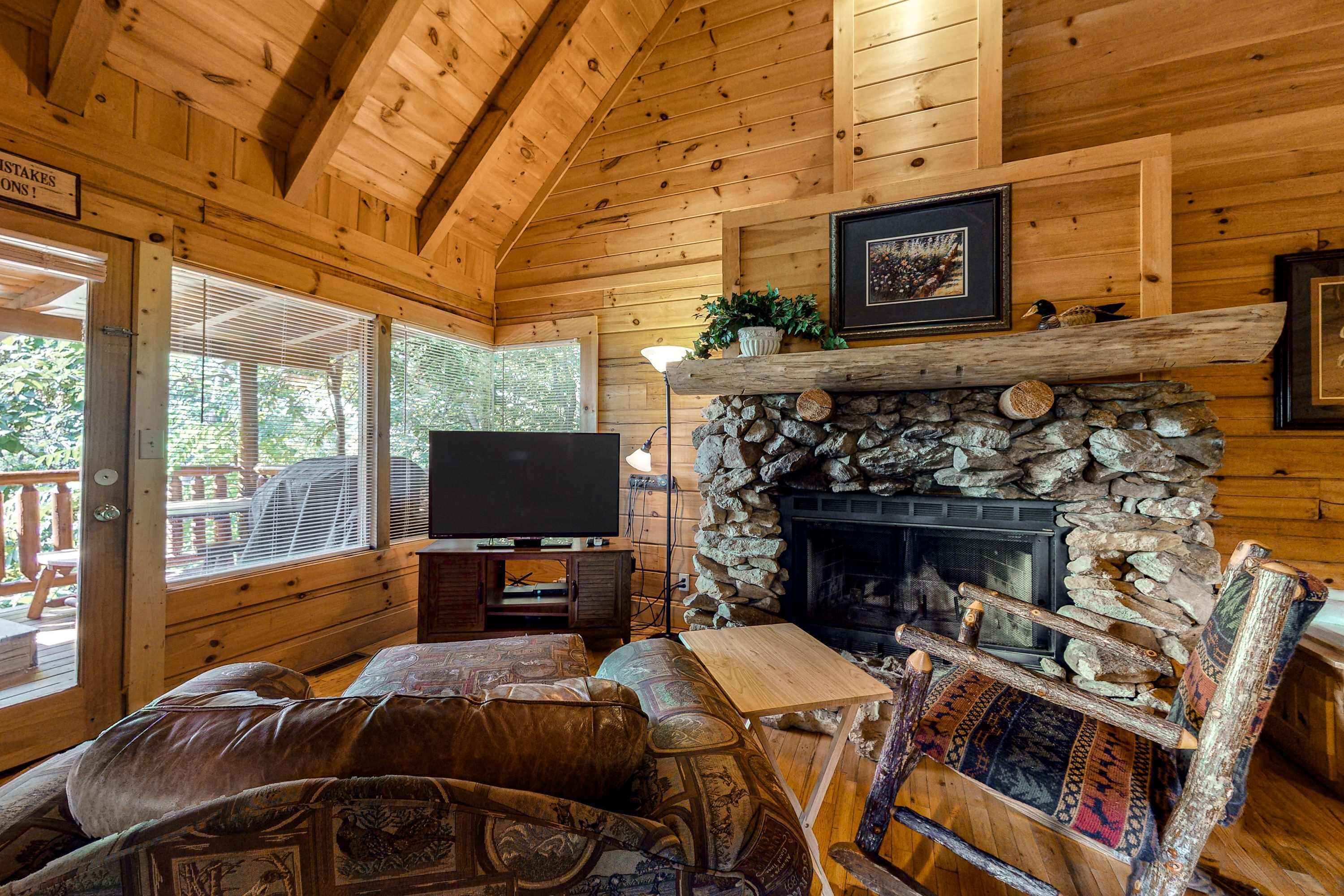 Tv, eldstad, dvd-spelare och kontor