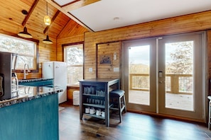 Fridge, microwave, oven, stovetop - Tranquil Cosby Creek Escape・Scenic View・Fire pit (Cosby)