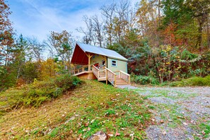 Exterior - Tranquil Cosby Creek Escape・Scenic View・Fire pit (Cosby)