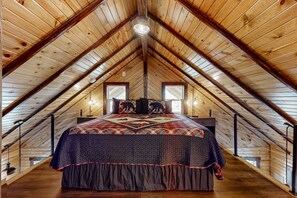 1 غرفة نوم ومكتب وخدمة الإنترنت وملاءات أسرّة