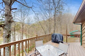 Outdoor dining - Lakefront Studio, Sleeps 2・Deck・Grill・Dogs Allowed (Caryville)