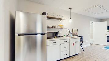 Réfrigérateur, micro-ondes, plaque de cuisson, cafetière/bouilloire