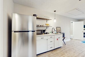 Een koelkast, een microgolfoven, een kookplaat