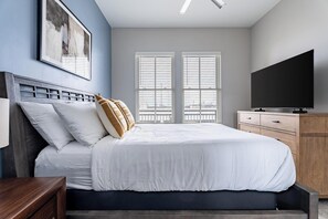 Desk, iron/ironing board, WiFi, bed sheets - Landing | Chic 1BD, Courtyard, Pool (Savannah)