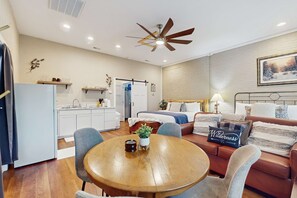 3 chambres, fer et planche à repasser, Wi-Fi, draps fournis
