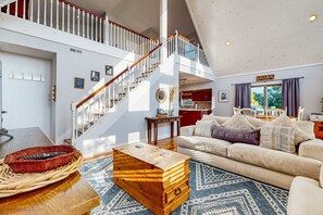 TV, offices - Luxury Lakefront Home・Hot Tub・Dock・Games・Firepit (Dandridge)