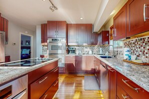 ثلاجة، ميكروويف، فرن، موقد طهي مسطح