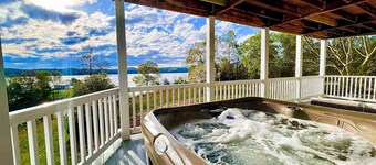 Spacious Luxe Lakefront Home, Hot Tub, Dock, Firepit