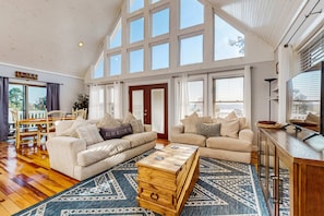 TV, offices - Luxury Lakefront Home・Hot Tub・Dock・Games・Firepit (Dandridge)