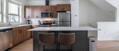 冷蔵庫、ダイニングテーブル