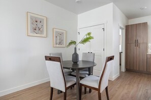 Dining - Landing | Modern 2BD, Gym, Clubhouse (Billings)