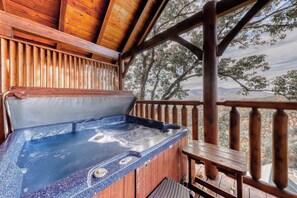 Outdoor spa tub - Pigeon Forge Mtn Escape・Hot Tub・Home Theater・Grill (Pigeon Forge)