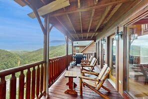 A wooden deck with a view of the mountains, a barbecue grill, and outdoor seating. - 3.5 Mi to DT Pigeon Forge Stay・Hot Tub・Grill・Games (Pigeon Forge)
