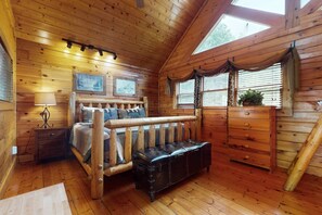 2 bedrooms, iron/ironing board, WiFi, bed sheets - Pigeon Forge Mtn Escape・Hot Tub・Home Theater・Grill (Pigeon Forge)