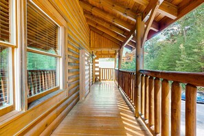 Terrace/patio - Off The Grid Mtn Cabin, Sleeps 10, Game Table, Views (Pigeon Forge)