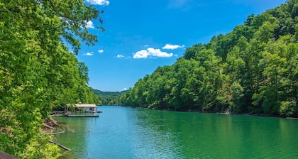 Waterfront Retreat, Sleeps 14・Theater・Games・Grill