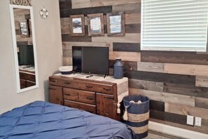 Iron/ironing board, WiFi, bed sheets - Waterfront Retreat, Sleeps 12・Fireplace・Grill・Dock (New Tazewell)