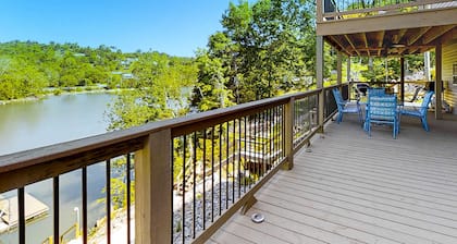Lakeside Cabin Retreat, Sleeps 12・BBQ Grill・Dock