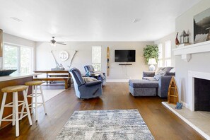 TV, DVD player, offices - Waterfront Retreat, Sleeps 12・Fireplace・Grill・Dock (New Tazewell)