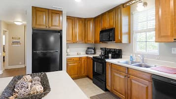 Køleskab, mikrobølgeovn, ovn, kogeplade