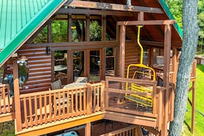 Outdoor dining - Luxury Mtn Retreat W Breathtaking Views, Sleeps 14 (Gatlinburg)