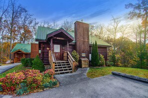 Exterior - Spacious & Attractive Log Cabin, Sleeps 4, Hot Tub (Gatlinburg)