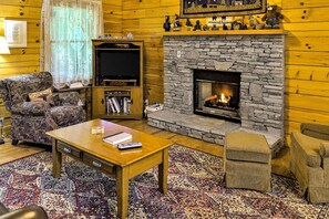TV, fireplace, offices - Spacious & Attractive Log Cabin, Sleeps 4, Hot Tub (Gatlinburg)