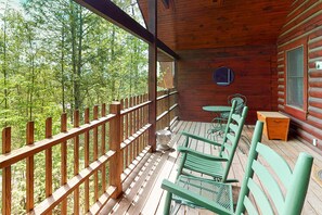 Terrace/patio - Spacious & Attractive Log Cabin, Sleeps 4, Hot Tub (Gatlinburg)
