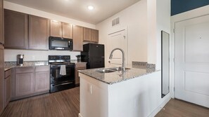 ثلاجة، مائدة طعام