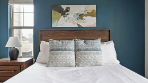 Työpöytä, silitysrauta/-lauta, Wi-Fi, vuodevaatteet