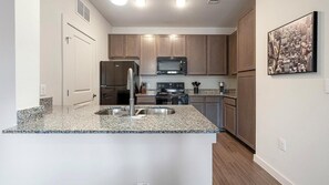 Jääkaappi, ruokailupöytä