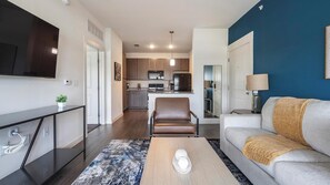 Smart TV - Landing | Stunning 1BD, Gym, Pool (Lockhart)