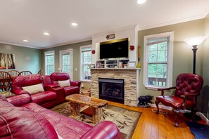 TV, fireplace, offices - Creekside Home W Patio, Sleep 6, 1 Mile to Downtown (Gatlinburg)