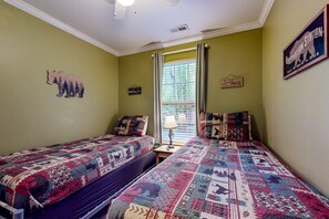 3 bedrooms, iron/ironing board, Internet, bed sheets - Creekside Home W Patio, Sleep 6, 1 Mile to Downtown (Gatlinburg)