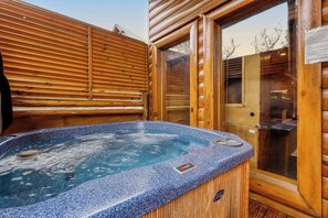 Indoor spa tub - Family Friendly Woodland Cabin・Hot Tub・Games・View (Pigeon Forge)